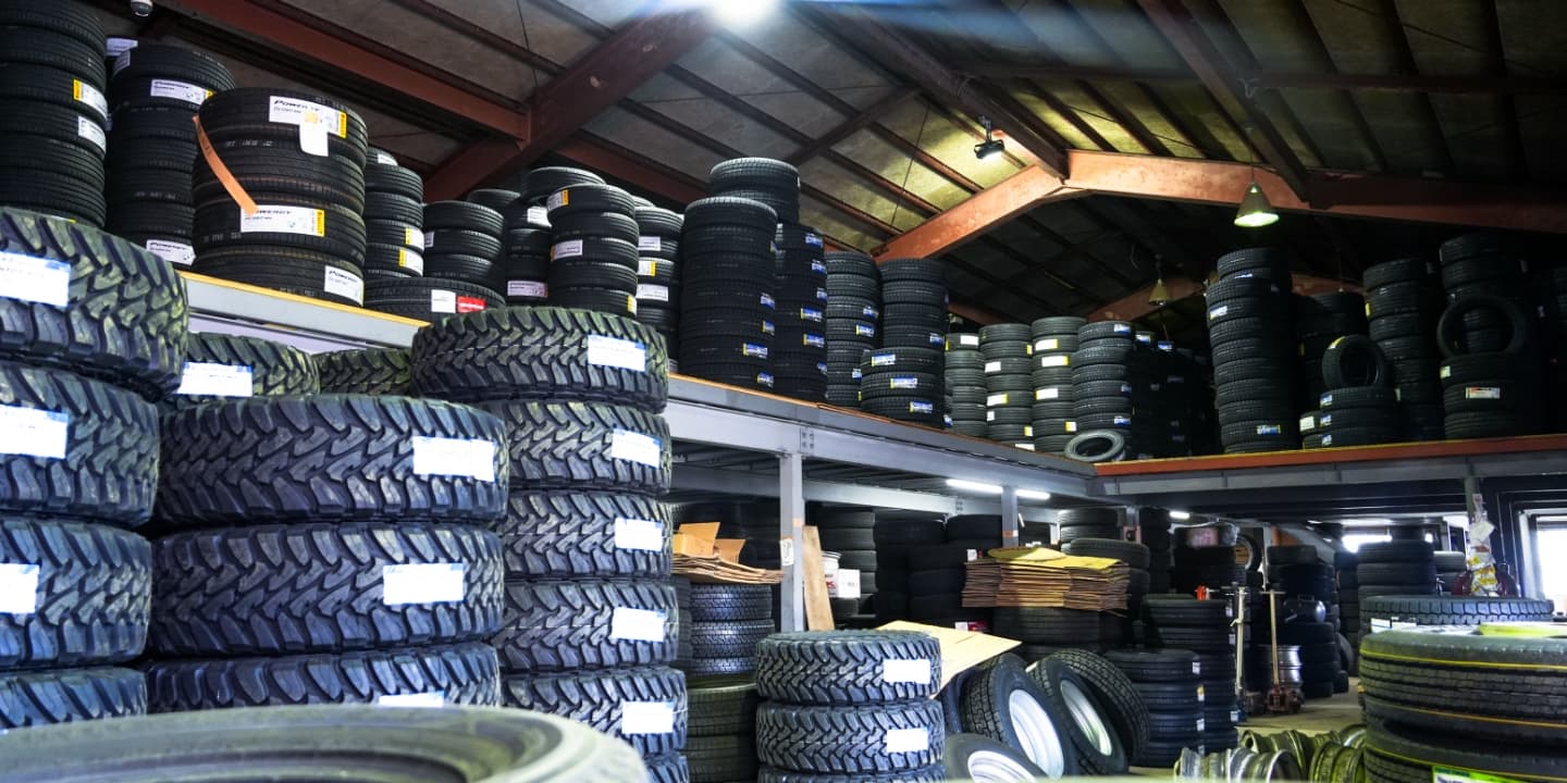 タイヤ・ホイールは国産・輸入タイヤともに豊富なライナップ！カー用品も国産車・輸入車にも対応できる豊富な品揃え！